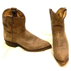 ONE DAY SALE. Frye Billy Short. Size 9.